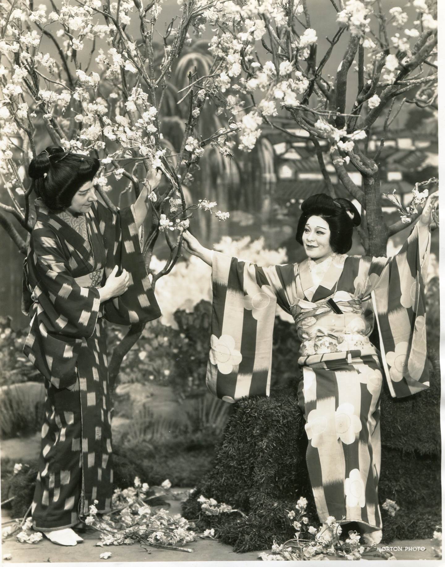Eve Grunninger and Toshiko Hasigawa, 1934. Photo: Morton.