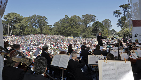 Opera in the park photo looking out into crowd in park