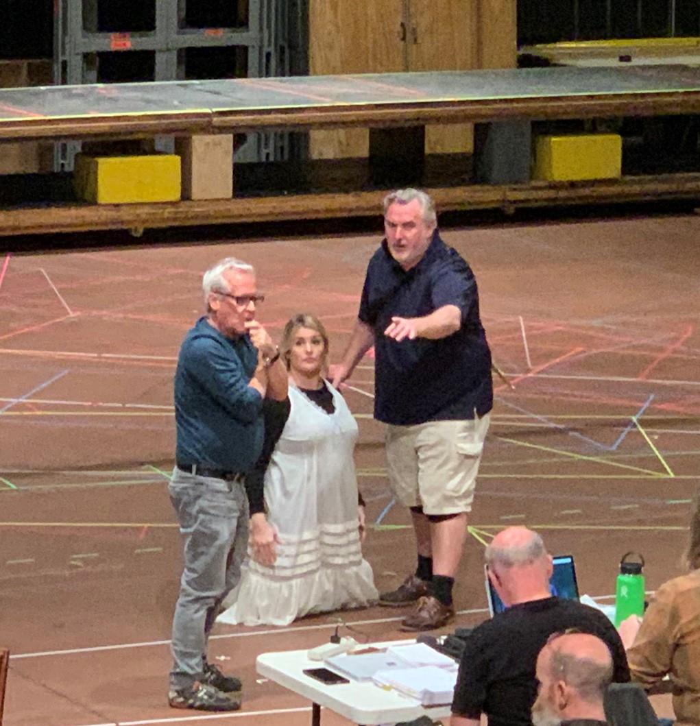 David Alden (left) working with Julie Adams (Elsa) and Simon O&rsquo;Neill (Lohengrin)