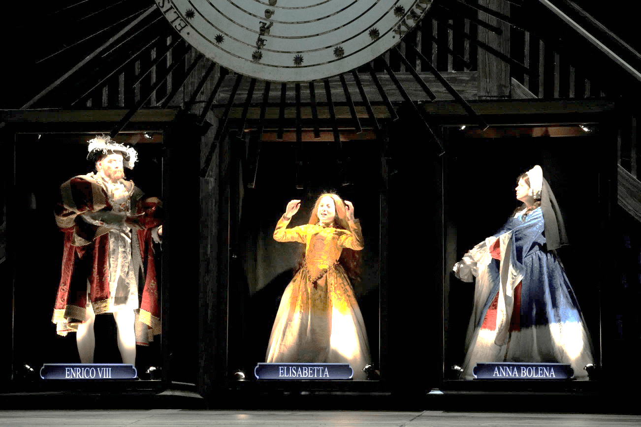 Supernumeraries inside the vitrines of Roberto Devereux.