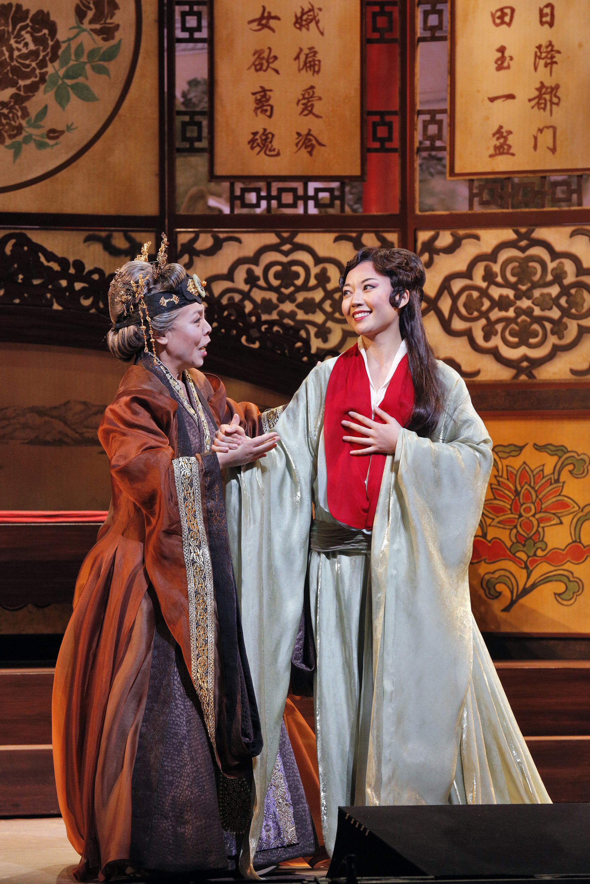 Qiulin Zhang (Granny Jia) and Pureum Jo (Dai Yu)