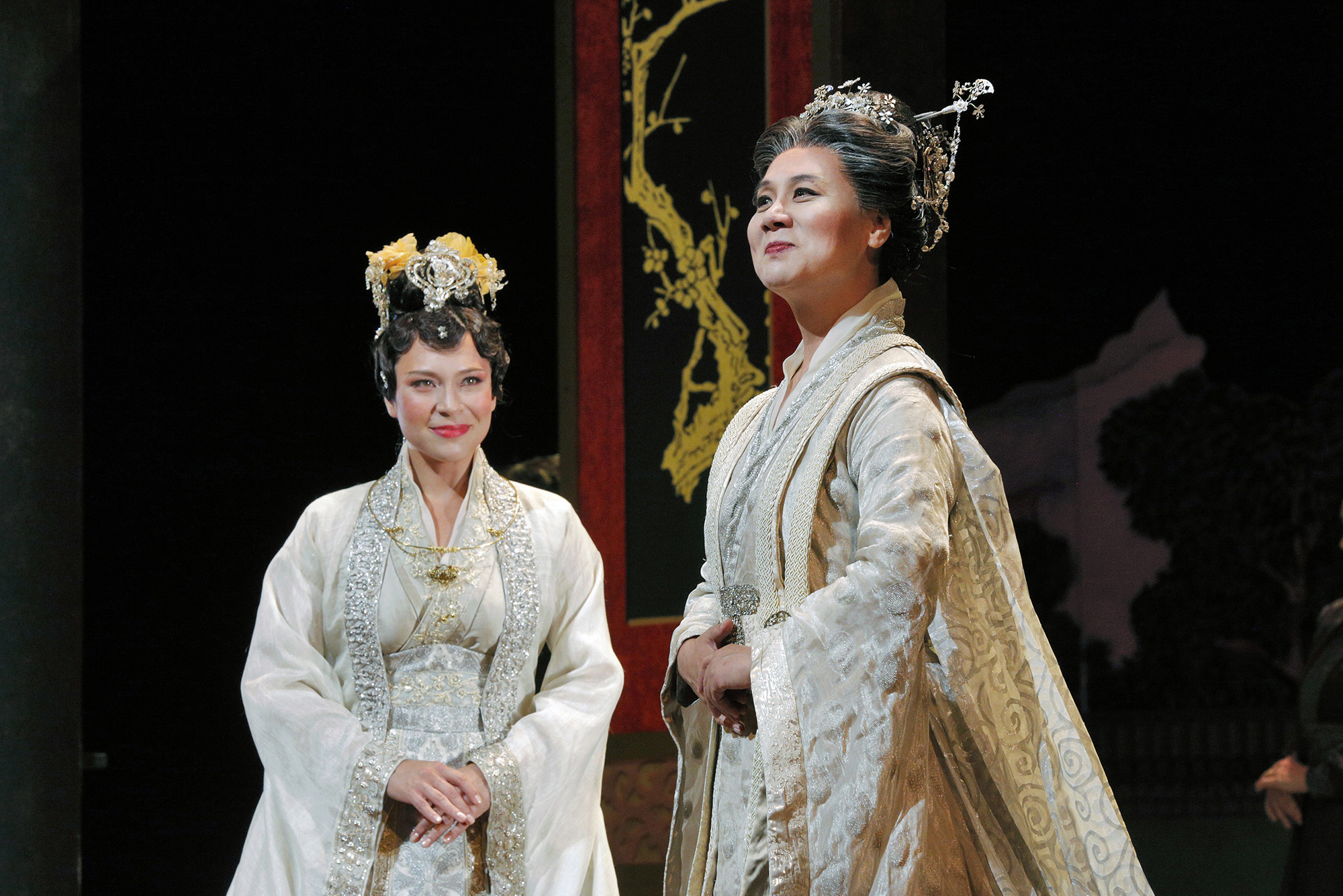 Irene Roberts (Bao Chai) and Yanyu Guo (Aunt Xue)