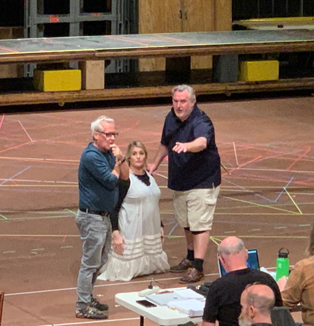 David Alden (left) working with Julie Adams (Elsa) and Simon O&rsquo;Neill (Lohengrin)
