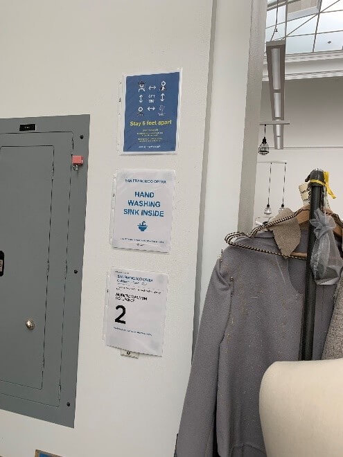 Signage created for individual rooms in the Opera facilities: the technical office (left) and the crafts room in the Costume Shop (right).