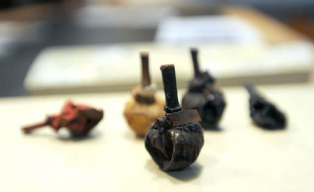 Research for the pockets of paint, using pig bladders. These were found in Thomas Gainsborough&rsquo;s house; Cavaradossi&rsquo;s paint set-up for Act I showing the 1800 painting tools.